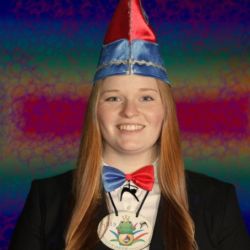 Sie ist zum zweiten Mal dabei, Undine-Karneval ist für sie der letzte Schrei. Als Trainerin steht sie am Beckenrand und sie war es, die 2.15 den MOMENT erfand. Die Dame mit dem roten Haar, war bei den Treffen immer da. Im RELAX macht sie ihre Ausbildung und steht dort auch mal auf dem Laufband mit viel Elan und ohne Köter: UNSERE TRINKFREUDIGE FITNETRAINERIN DEENA SCHRÖTER.