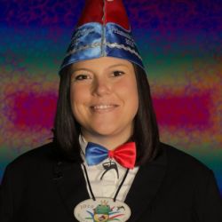 Sie ist die heimliche SCHWARZE NATASCHA vom Verein und gibt im Elferrat das zweite Mal ein Stell dich ein. Sie feiert gerne Karneval, da können wir drauf wetten, als Prinzessin sprengte sie Rosenmontag auf dem Wagen sogar die Ketten. Als Mutter ist sie immer da, für ihren Oskar. Nicht nur als Schwimmerin war sie ein flotter Feger: UNSERE GESANGSSTARKE UNDINE-NATASCHA DENISE REGER.