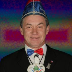 Er ist ein alter Hase im Karneval, dass er feiern kann, wissen wir, auf jeden Fall. Als Prinz 2008 den Narrenthron erklommen und Rosenmontag bei Regen auf dem Wagen fast geschwommen. Im Job verlegt er die Steine alle richtig: UNSER-TISCHTANZENDER EX PRINZ UND SCHALKE FAN ERWIN PAWELCIK.