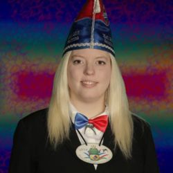 Sie war auch mal eine Granate im Becken, bei Ferienfreizeiten mussten wir sie auch mal nachts wecken. Gewechselt hat sie gerade ihren Job, aber nun ist nur noch Karneval im Kopp. Als Hofmarschall gab sie mit ihrer Prinzessinnen-Schwester richtig Gas, mit ihrem Elferrat hatte sie riesen Spaß. Der Kater durfte nicht das, wo drauf er hin Haus war, schlagfertig ist sie, das war dem Kater nicht ganz klar. UNSERE SCHLAGFÄHRTIGER BLONDER ENGEL UND KETTEN SRÄNGERIN SABRINA MÄTZING.